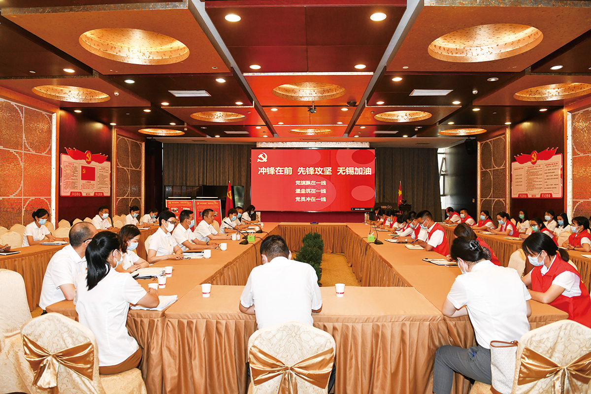 7月4日，紅豆集團黨委第一時間發出緊急通知，管控區內黨員、干部、員工積極響應，就地轉為志愿者，切實發揮紅豆黨員先鋒模范作用，沖在抗疫一線。